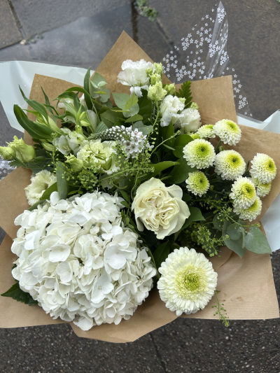 Classic Whites - Understated beauty at it’s finest.A premium mix of ivory and white stems,beautifully framed by seasonal neutral foliage.